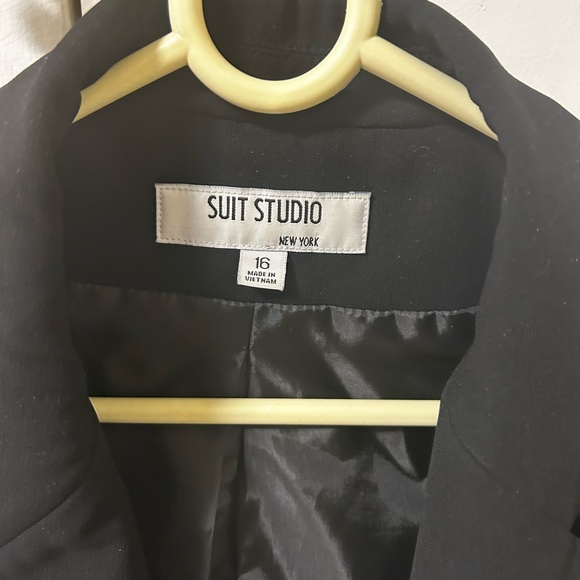 Suit Studio Elegant Black Blazer - Picture 2 of 3